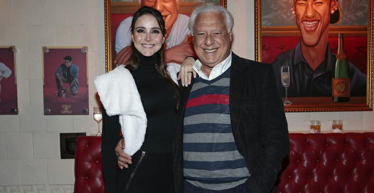 Antônio Fagundes prestigia exposição de fotos de sua nova peça de teatro