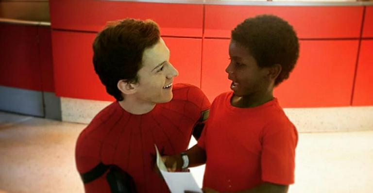 Tom Holland visita hospital infantil vestido de Homem-Aranha