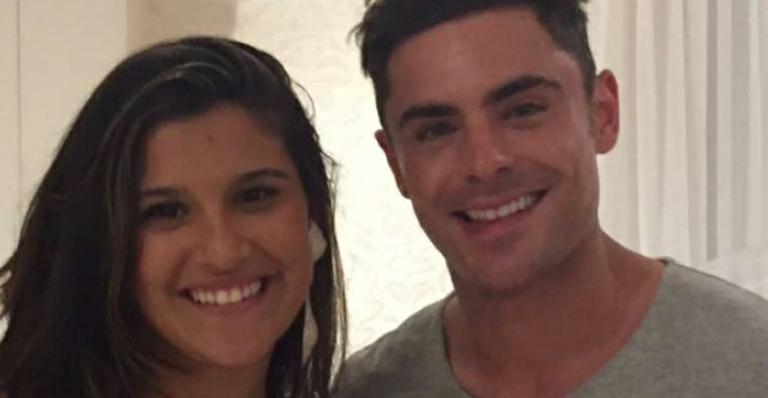 Giulia Costa posa com Zac Efron no quarto de Anitta