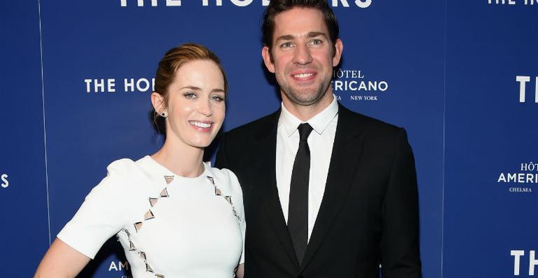Dois meses após dar à luz, Emily Blunt exibe barriga sequinha em evento
