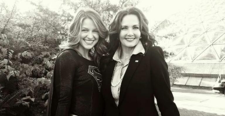 Melissa Benoist, a Supergirl, posa ao lado de Lynda Carter, ex-Mulher-Maravilha
