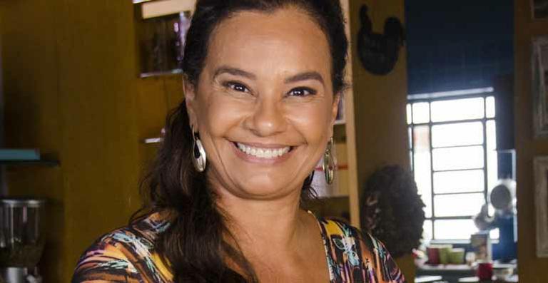 De biquíni na praia, Solange Couto mostra corpo invejável ao 59 anos