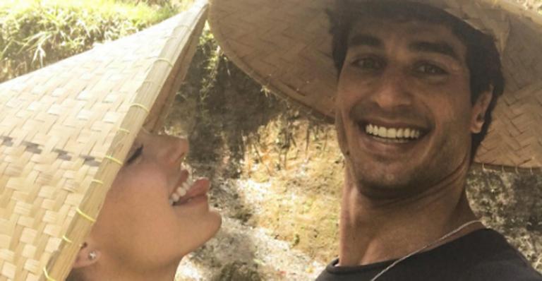 Isis Valverde curte viagem romântica com o eleito em Bali