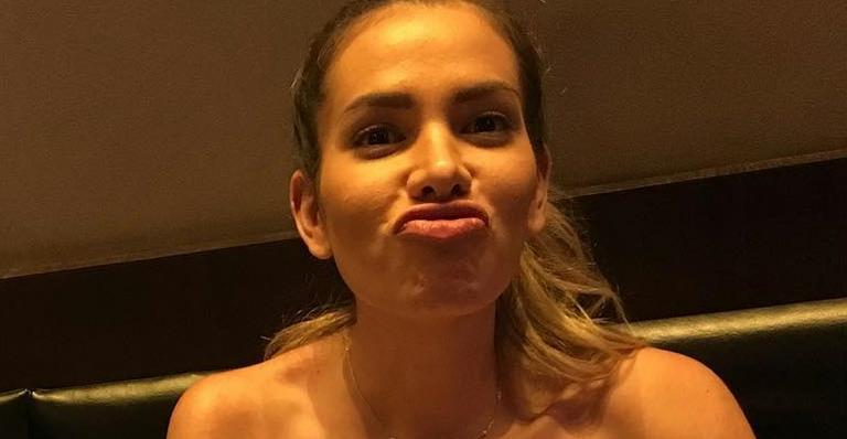 Adriana Sant’anna aparece amamentando enquanto devora hambúrguer