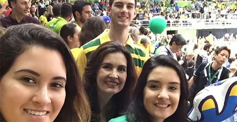 Fátima Bernardes leva os trigêmeos para conferir a final do vôlei masculino
