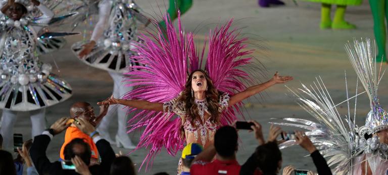 Izabel Goulart festeja sua participação no encerramento dos Jogos Olímpicos
