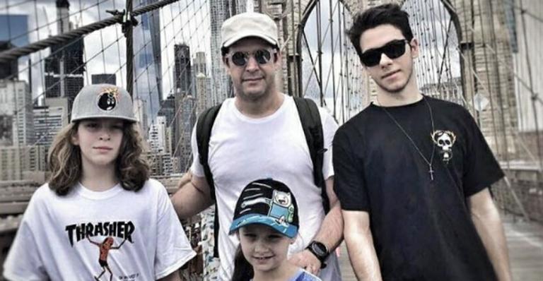 Murilo Benício curte Nova York com os filhos e a enteada