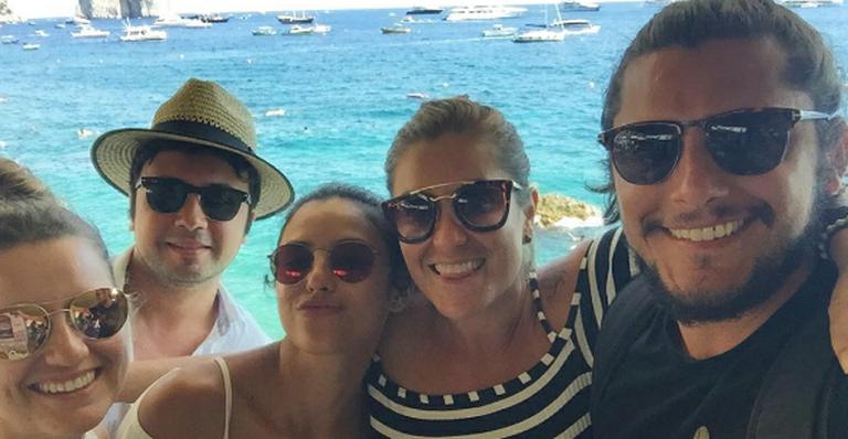 Bruno Gissoni publica foto com Yanna Lavigne na Itália e fãs comemoram