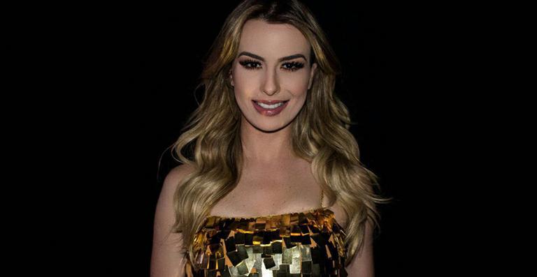 Fernanda Keulla desfila com vestido feito de placas de ouro