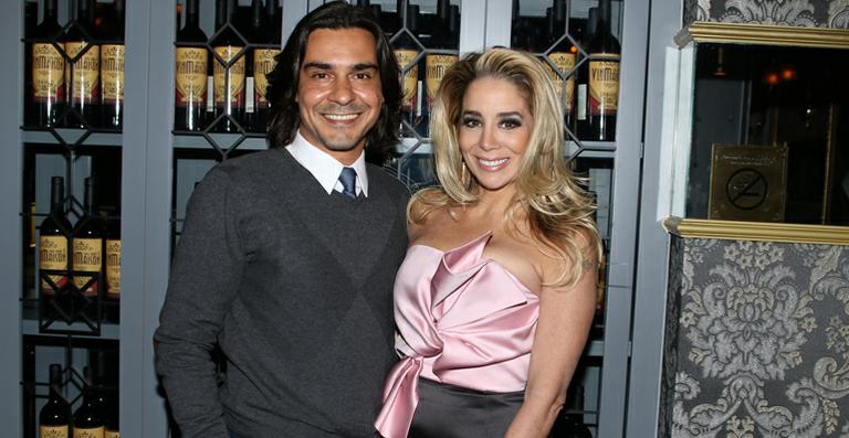 Após casamento surpresa, Danielle Winits e André Gonçalves curtem lua de mel em Lisboa