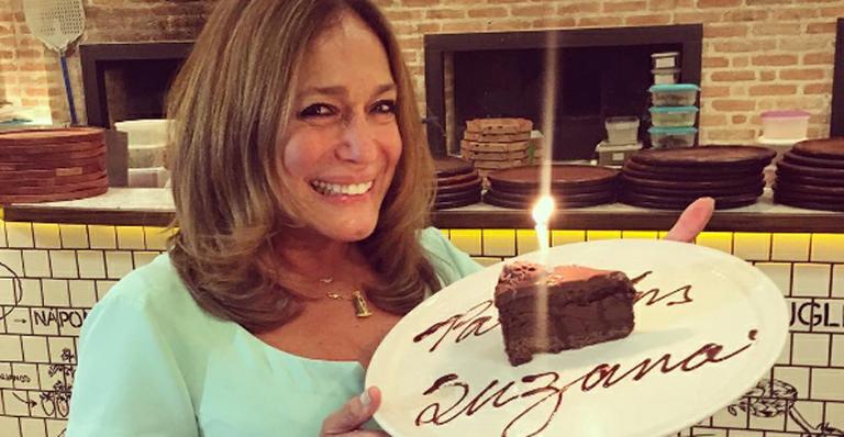 Susana Vieira festeja seus 74 anos em pizzaria com a família
