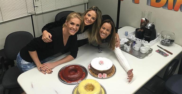 Ana Hickmann leva bolo para o trabalho e colegas de ‘Hoje em Dia’ agradecem