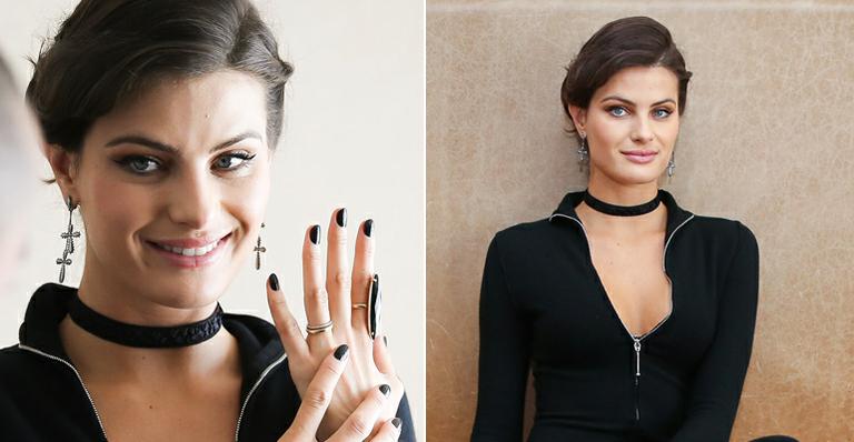 Isabeli Fontana exibe aliança de casada em evento em SP
