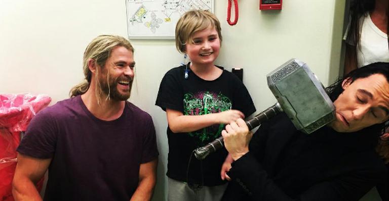 Chris Hemsworth e Tom Hiddleston visitam hospital infantil na Austrália