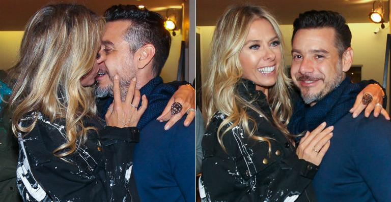 Adriane Galisteu troca beijos e carinhos com o amado em evento em São Paulo