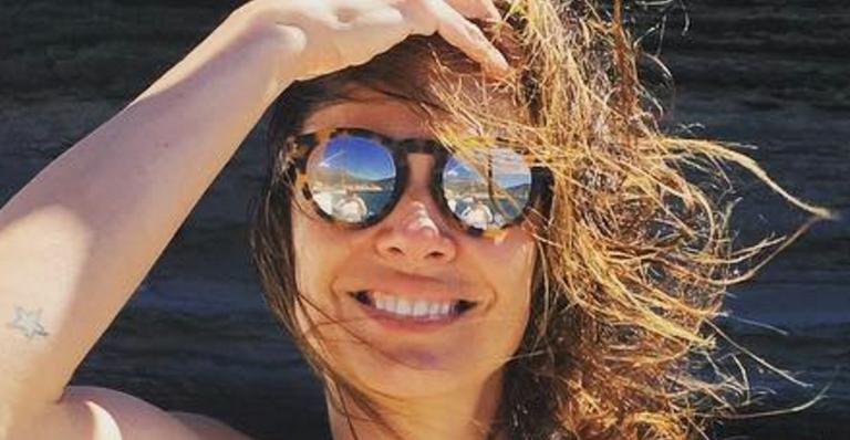Após terremoto, Luciana Gimenez posa sorridente na Itália no colo do marido