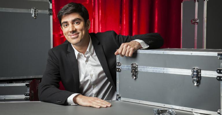 CRÍTICA: Novo programa de Marcelo Adnet na Globo eleva nível de ‘late night show’ no Brasil
