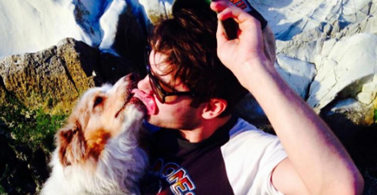 Zac Efron lamenta morte de cachorro nas redes sociais