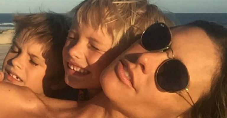 Fernanda Lima curte praia com os filhos gêmeos: “Sol na gurizada”