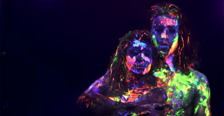Tiago Iorc lança clipe neon com versão de ‘Bang’, hit de Anitta