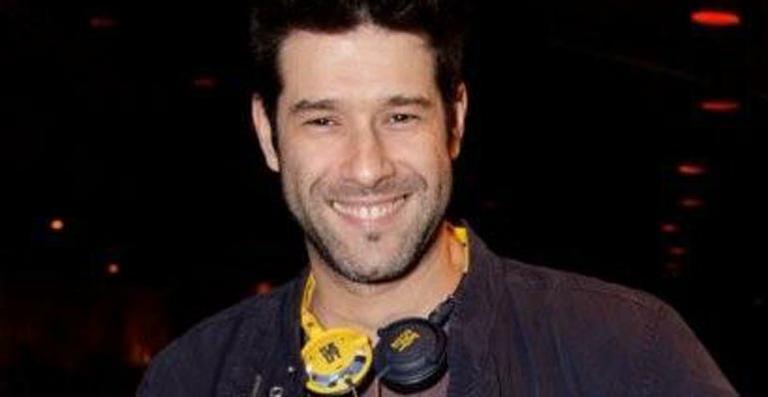 Daniel Del Sarto festeja seu retorno à TV em ‘Cúmplices de um Resgate’