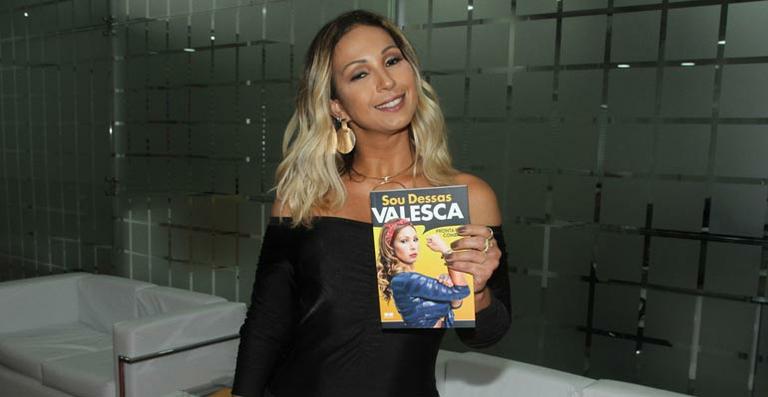 Valesca Popozuda lança seu livro na Bienal de São Paulo
