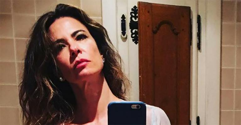 Luciana Gimenez faz topless e rebate críticas ao seu bumbum