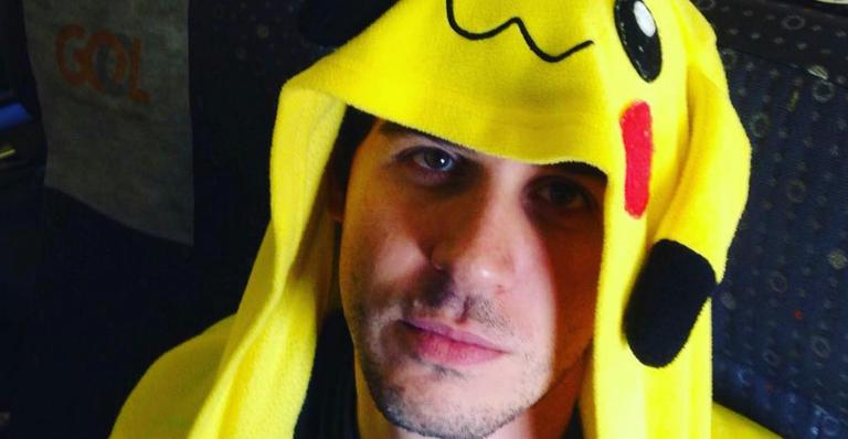 Longe da TV, Pedro Neschling pega voo vestido de Pikachu