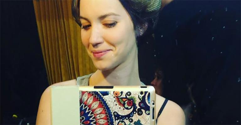Mas já? Nathalia Dill posa estilosa nos bastidores da próxima novela das 7