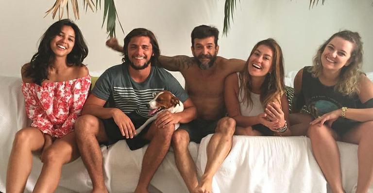 Na Itália, Yanna Lavigne posa sorridente ao lado de Bruno Gissoni