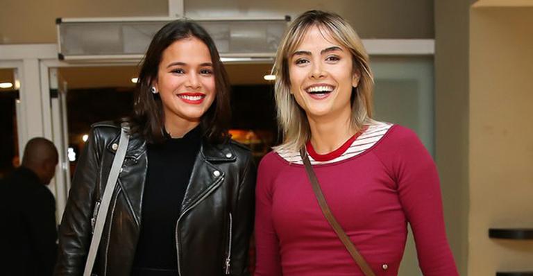 Bruna Marquezine e Maria Casadevall curtem show de Mallu Magalhães