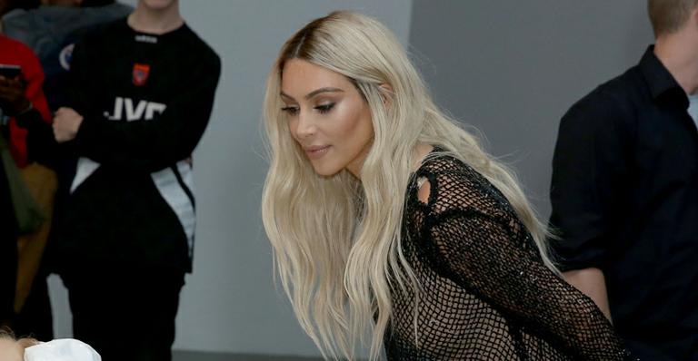 Kim Kardashian radicaliza o visual e adota o loiro platinado