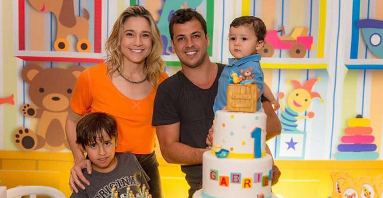 Fernanda Gentil e o ex-marido, Matheus Braga, festejam um ano do filho