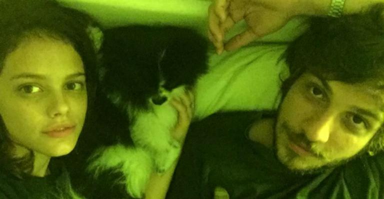 Chay Suede posa na cama com Laura Neiva e fãs celebram: “São muito maravilhosos juntos”
