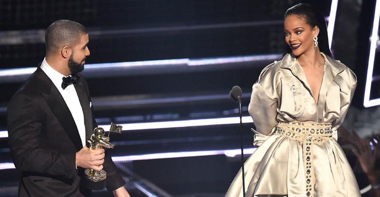 Drake se declara para Rihanna no palco do VMA, mas ganha só abraço