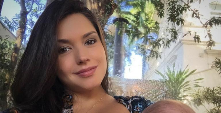 De vestidinho de tricô, Melinda faz cara de sono no colo da mãe, Thais Fersoza