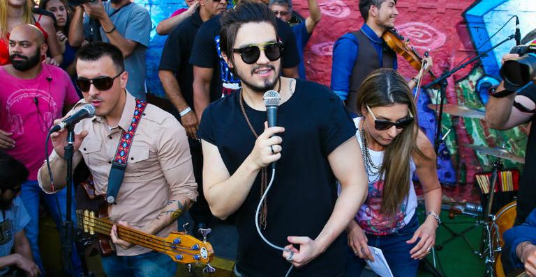 Luan Santana causa comoção ao fazer show surpresa em São Paulo