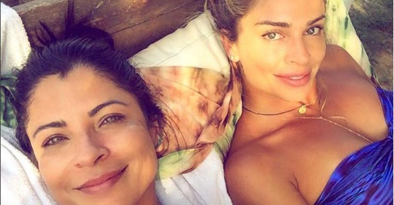 De biquíni, Grazi Massafera deseja feliz aniversário para a melhor amiga, Ana Lima