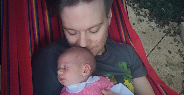 Michel Teló posa com a filha na rede: “Sonhei com esse momento”