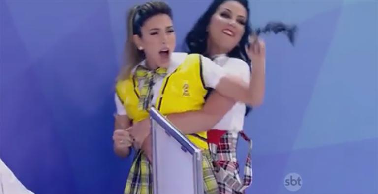 Patrícia Abravanel se vinga e corta o cabelo da Helen Ganzarolli: ‘Isso aqui é pela minha mãe’