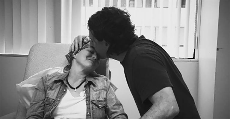 Shannen Doherty é amparada pelo marido em sessão de quimioterapia