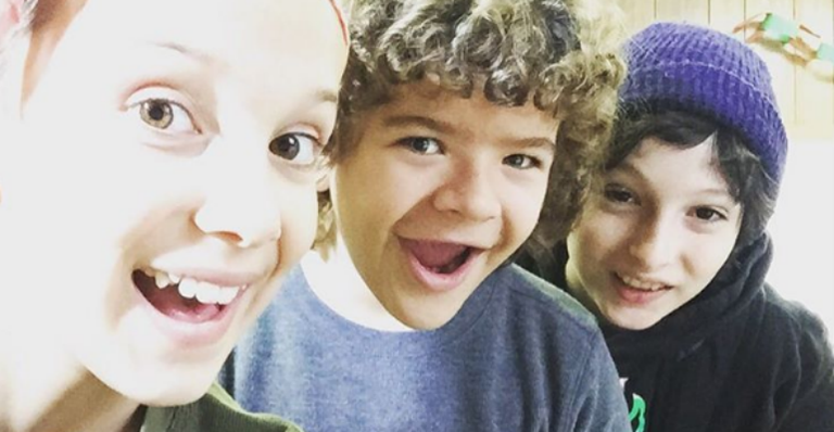 Elenco de ‘Stranger Things’ comemora 2° temporada da série no Netflix