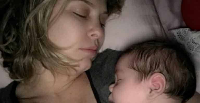 Bárbara Borges posa dormindo agarradinha com o filho, Theo: “Fase de adaptação”