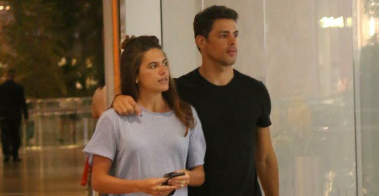 Cauã Reymond curte passeio com a namorada em shopping