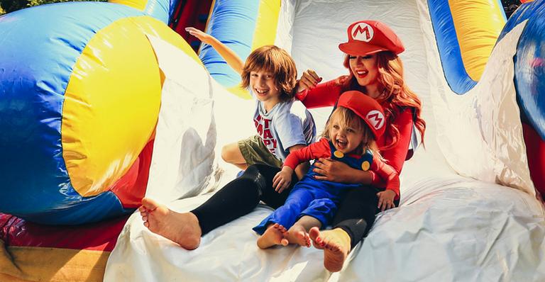 Filha de Christina Aguilera comemora 2 anos com festa do Super Mario Bros.