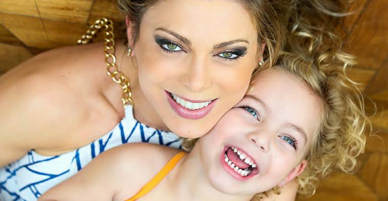 Sheila Mello mostra Brenda rezando em banco de igreja