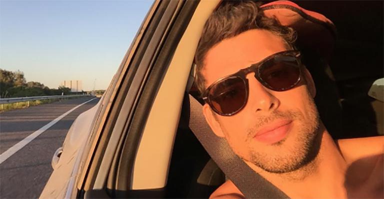 Cauã Reymond posa sorridente ao lado da namorada e fãs pedem: ‘Espalhem esses genes’