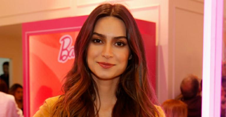 Thaila Ayala posa de shortinho na cama e leva fãs à loucura