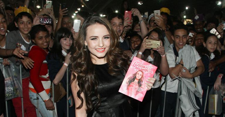 Larissa Manoela reúne multidão em lançamento de seu livro na Bienal