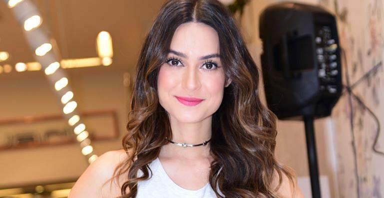 Thaila Ayala renova parceria para desfilar no carnaval de 2017